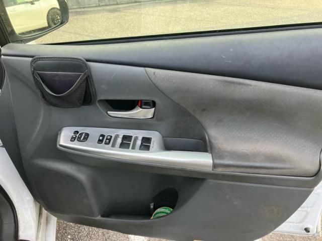 TOYOTA PRIUS Alpha 2012