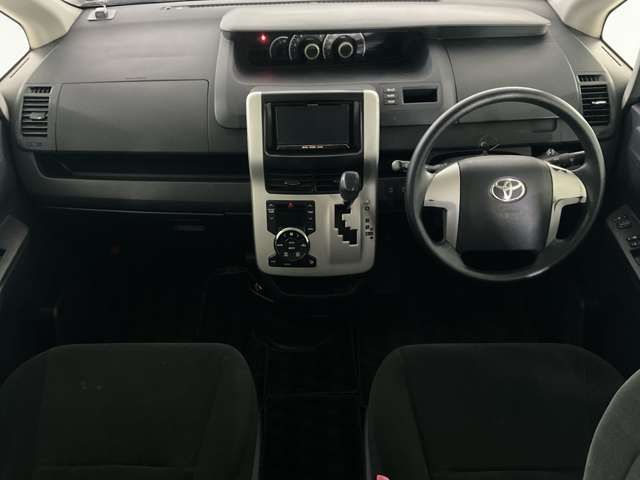 TOYOTA VOXY 2013