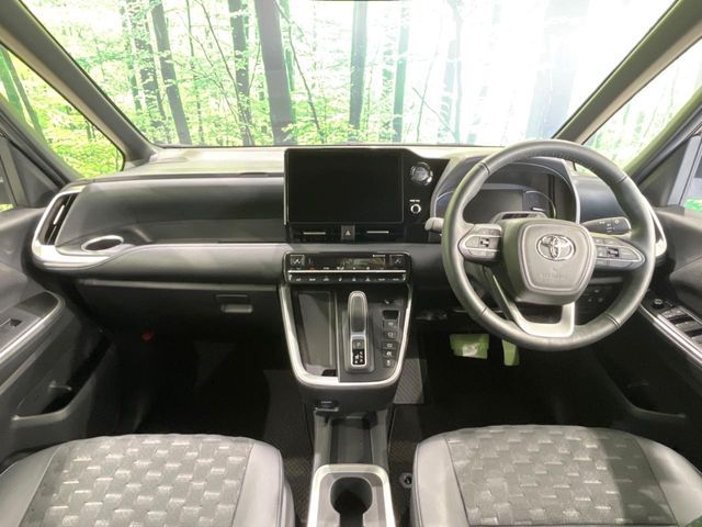 TOYOTA VOXY HYBRID 2024