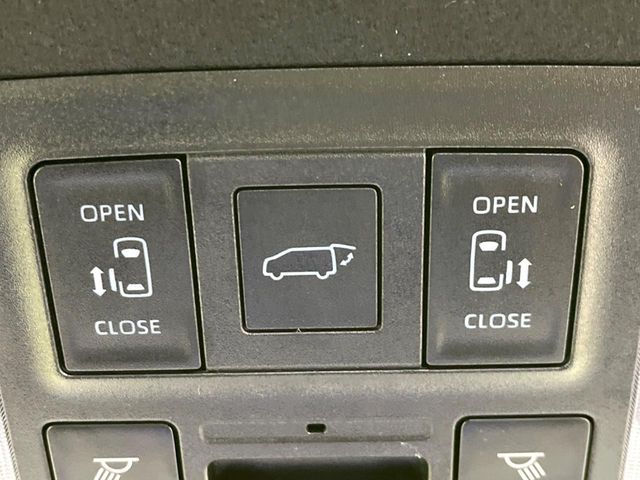 TOYOTA VOXY HYBRID 2024