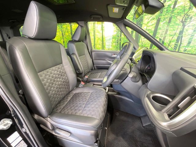 TOYOTA VOXY HYBRID 2024