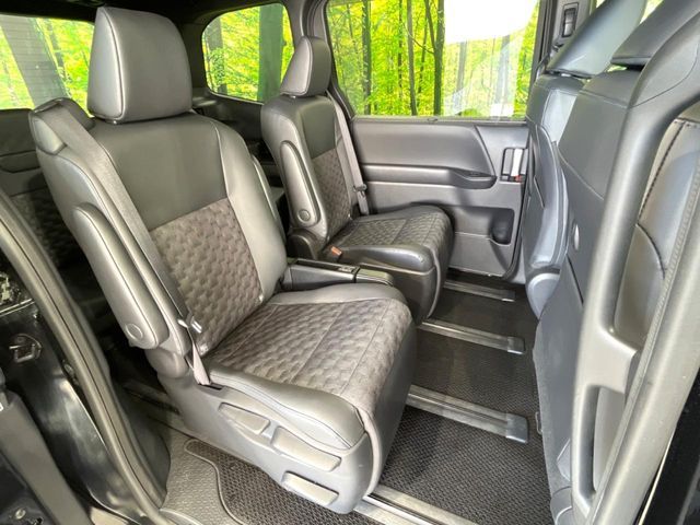 TOYOTA VOXY HYBRID 2024