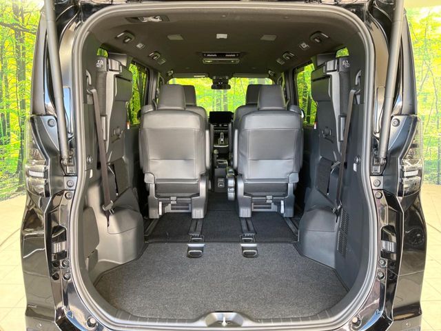 TOYOTA VOXY HYBRID 2024