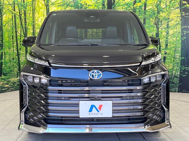 TOYOTA VOXY HYBRID 2024