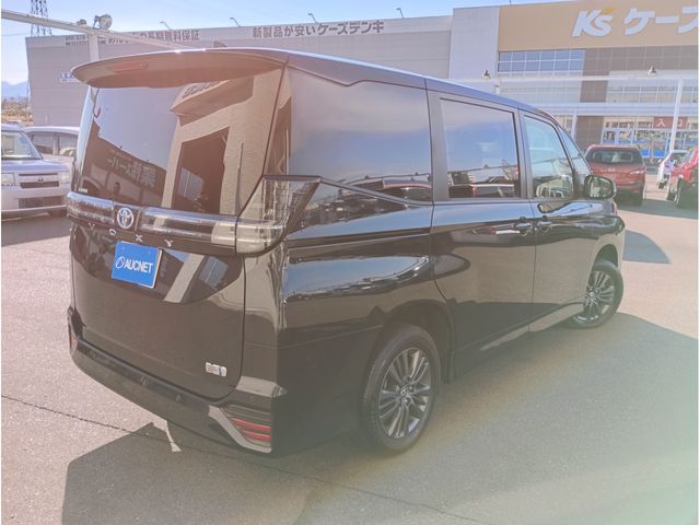 TOYOTA VOXY HYBRID 2022