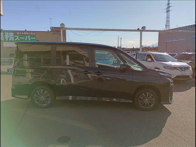 TOYOTA VOXY HYBRID 2022