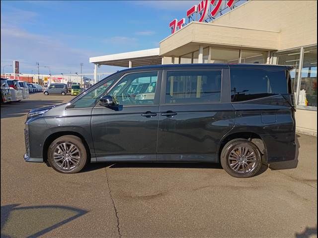 TOYOTA VOXY HYBRID 2022