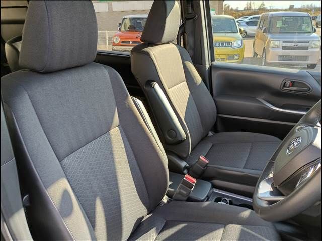 TOYOTA VOXY HYBRID 2022