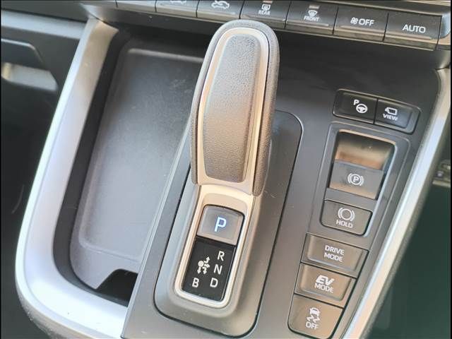 TOYOTA VOXY HYBRID 2022