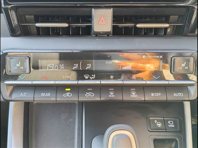 TOYOTA VOXY HYBRID 2022