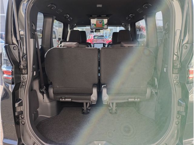 TOYOTA VOXY HYBRID 2022