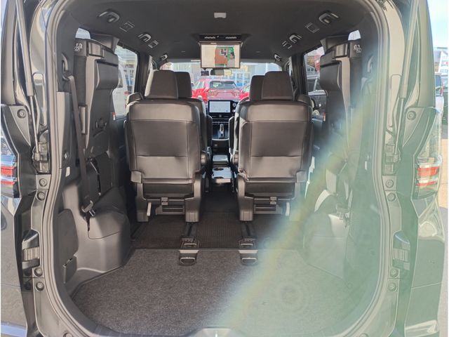 TOYOTA VOXY HYBRID 2022