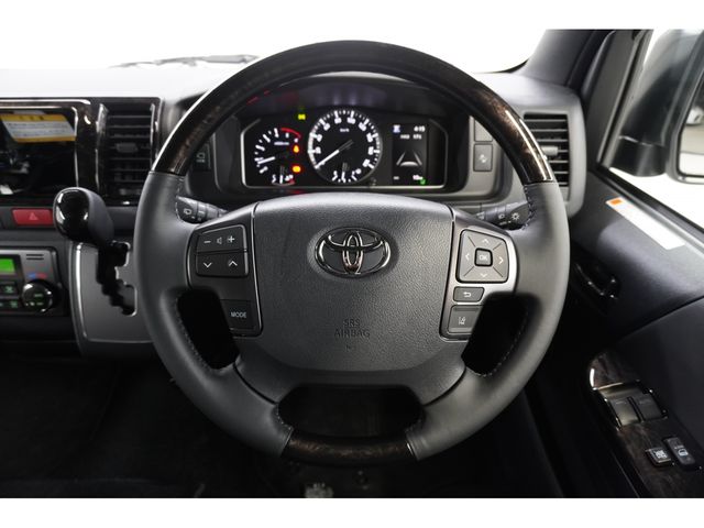 TOYOTA HIACE van 4WD 2025