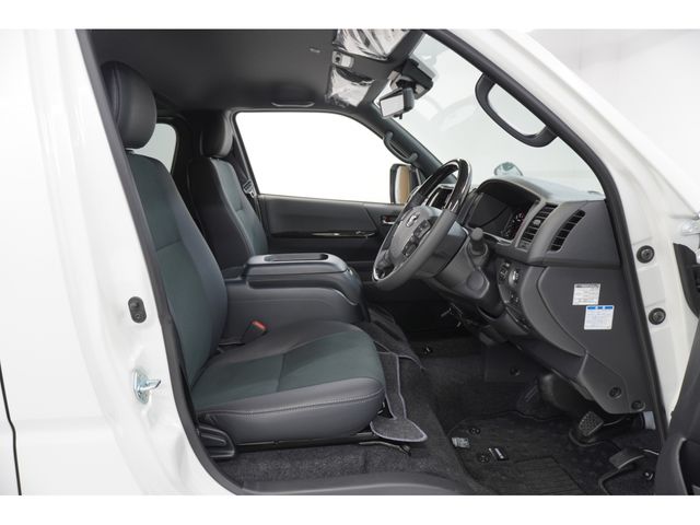 TOYOTA HIACE van 4WD 2025