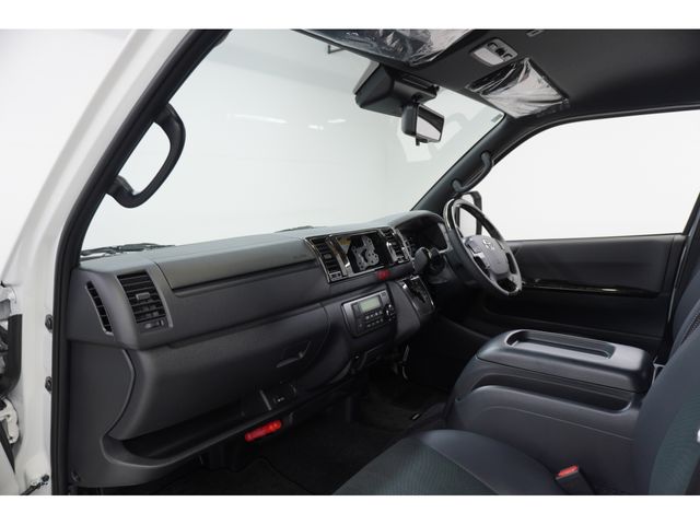 TOYOTA HIACE van 4WD 2025