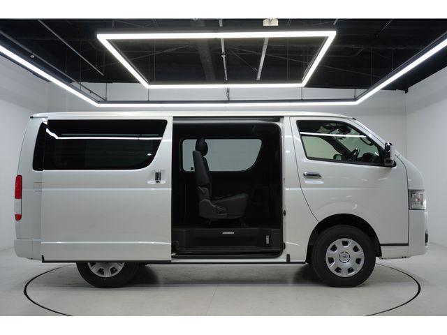 TOYOTA HIACE van 4WD 2025