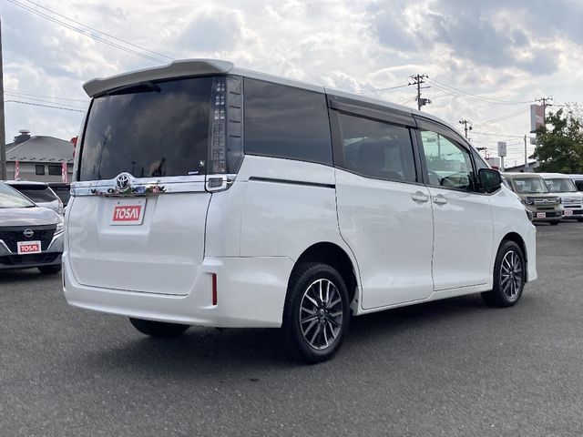 TOYOTA VOXY 4WD 2014