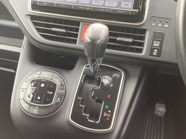 TOYOTA VOXY 4WD 2014