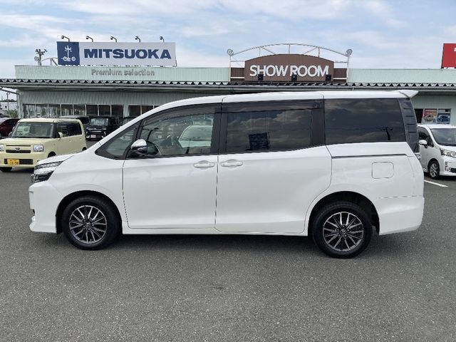 TOYOTA VOXY 4WD 2014