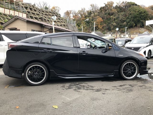TOYOTA PRIUS 2017