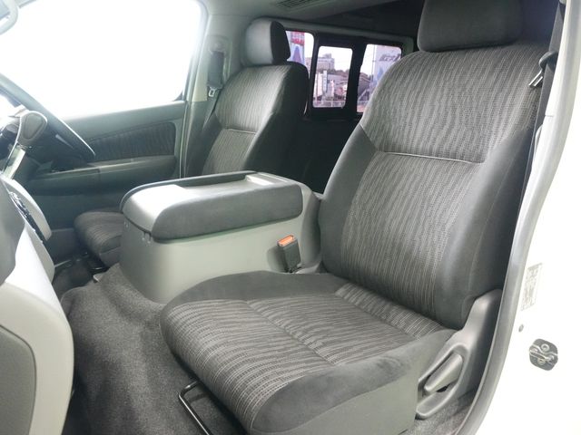 NISSAN NV350 CARAVAN 2018