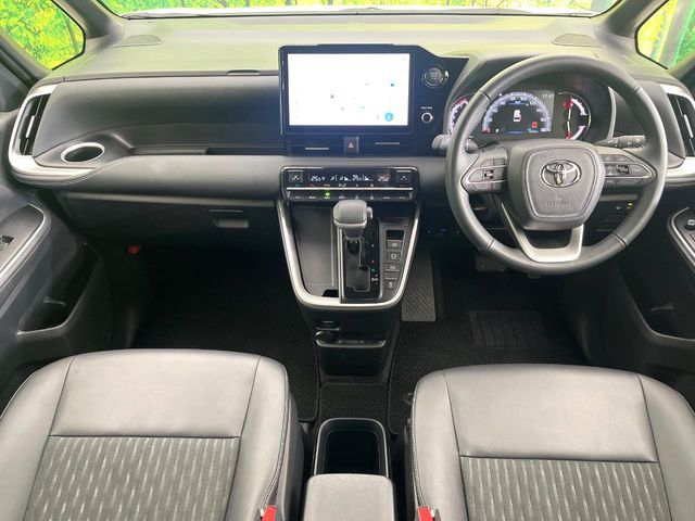 TOYOTA NOAH 4WD 2025