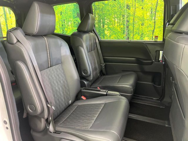 TOYOTA NOAH 4WD 2025