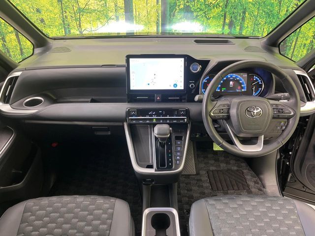 TOYOTA VOXY HYBRID 2023