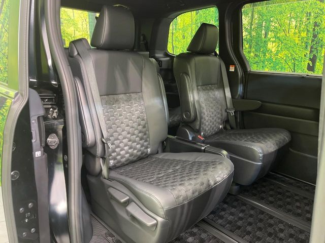 TOYOTA VOXY HYBRID 2023