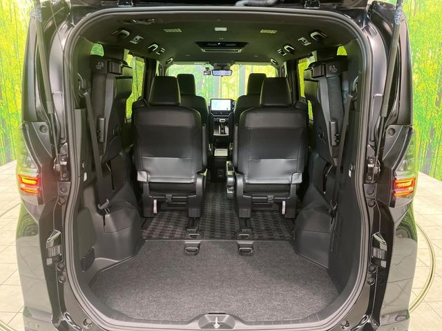 TOYOTA VOXY HYBRID 2023