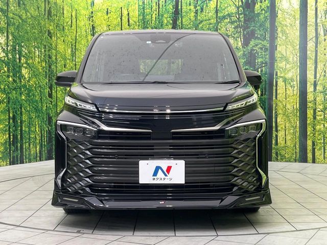 TOYOTA VOXY HYBRID 2023