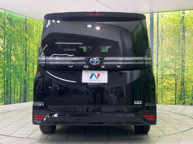 TOYOTA VOXY HYBRID 2023