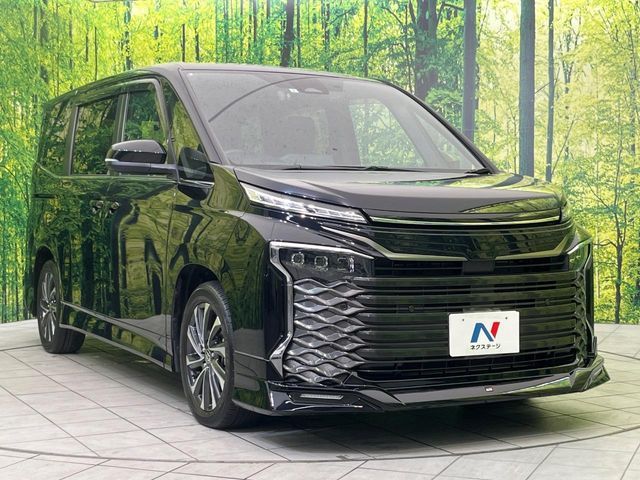 TOYOTA VOXY HYBRID 2023