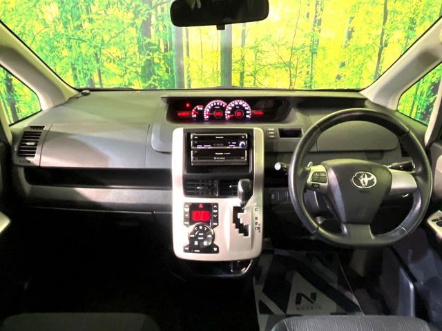 TOYOTA NOAH 2010