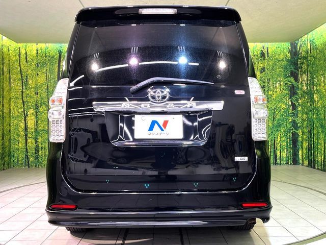 TOYOTA NOAH 2010