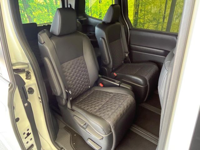 TOYOTA VOXY HYBRID 2024