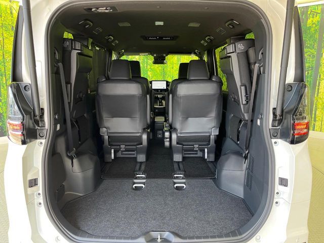 TOYOTA VOXY HYBRID 2024