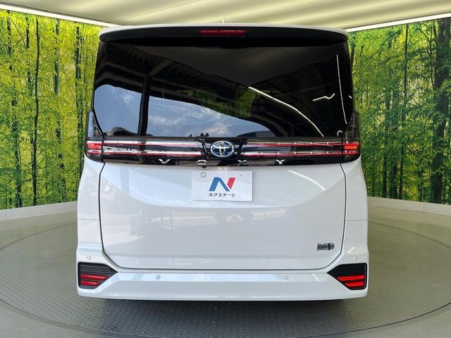 TOYOTA VOXY HYBRID 2024