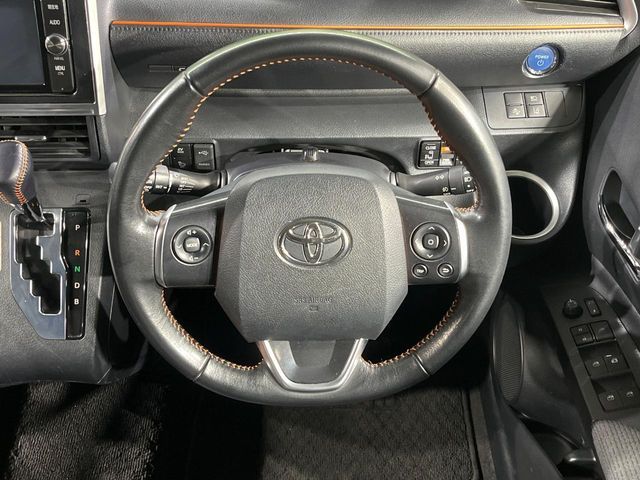 TOYOTA SIENTA HYBRID 2017