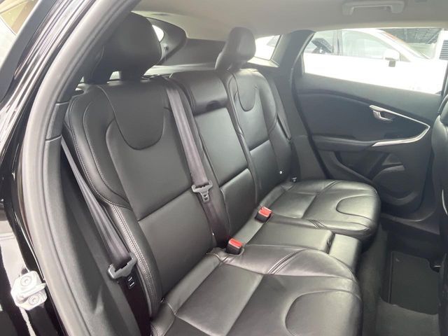 VOLVO VOLVO V40 2017