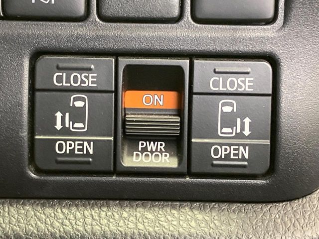 TOYOTA VOXY HYBRID 2021