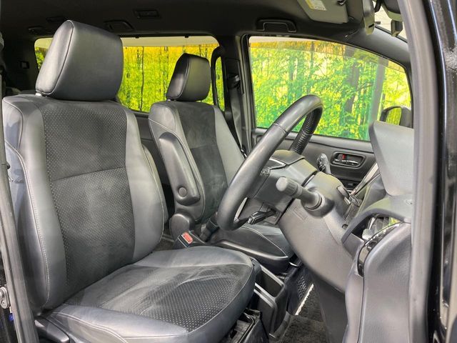 TOYOTA VOXY HYBRID 2021