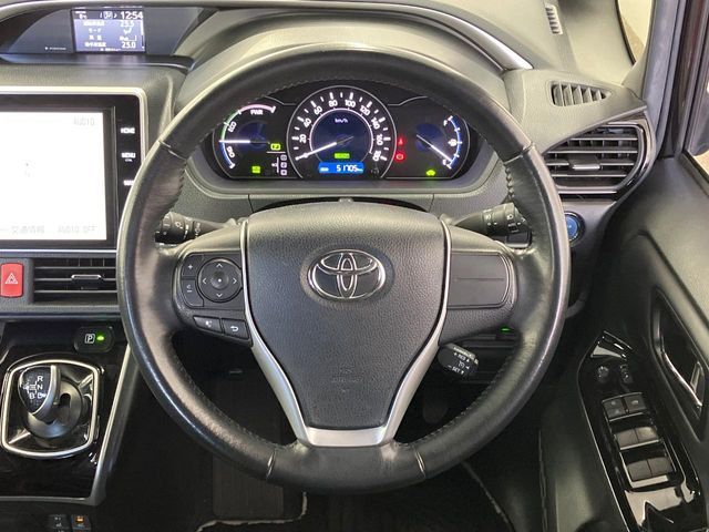 TOYOTA VOXY HYBRID 2021