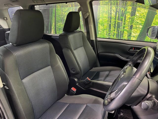 TOYOTA VOXY HYBRID 2016