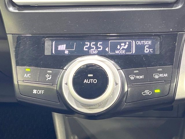 TOYOTA PRIUS Alpha 2012