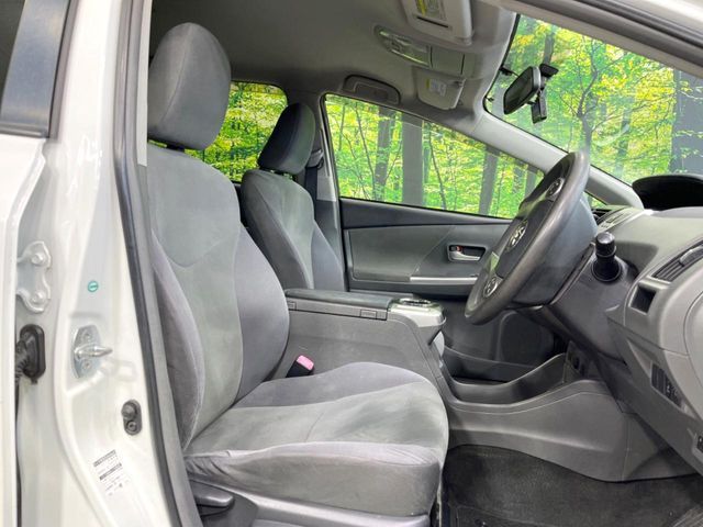 TOYOTA PRIUS Alpha 2012