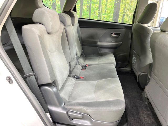 TOYOTA PRIUS Alpha 2012