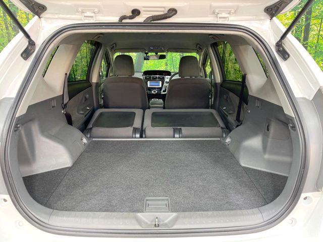 TOYOTA PRIUS Alpha 2012