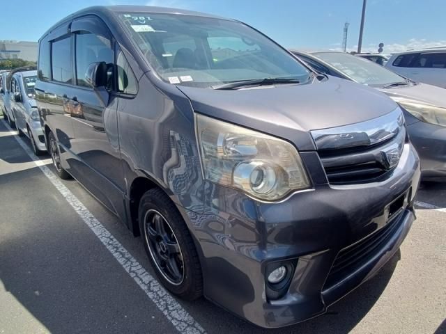TOYOTA NOAH 2010