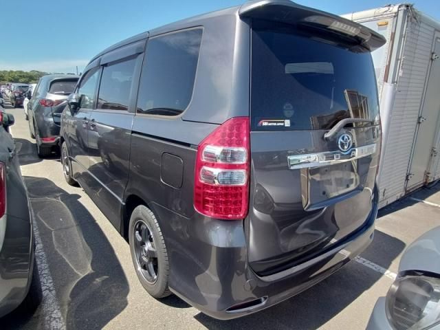 TOYOTA NOAH 2010